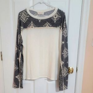 Sugar Fox Boutique Branded Gray and White Patterned Women's Top